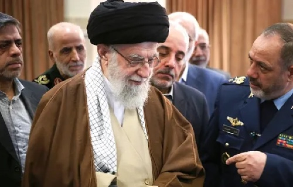 خامنەیی پەنای بۆ بنکەیەکی نهێنی ژێرزەمینیی لە تاران بردوە کە پێکهاتووە لە تۆڕێک لە تونێلی بەیەکەوە گرێدراو