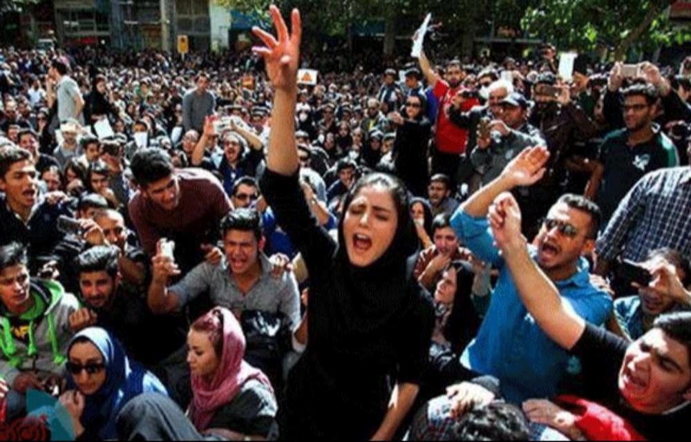 ئاماژەکانی داڕمانی ناوخۆی ڕێژیمی ئێران سەرهەڵدەدەن و تا ئەم ڕێژیمە نەڕوخێت خەڵک پشوو نادەن